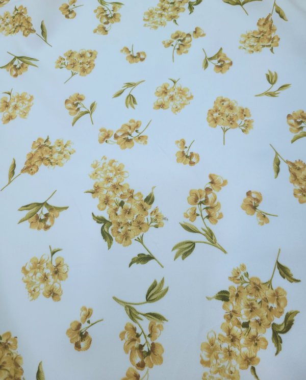 Ύφασμα βαμβακοσατέν με λουλούδια κίτρινα και λαδί σε λευκό φόντο